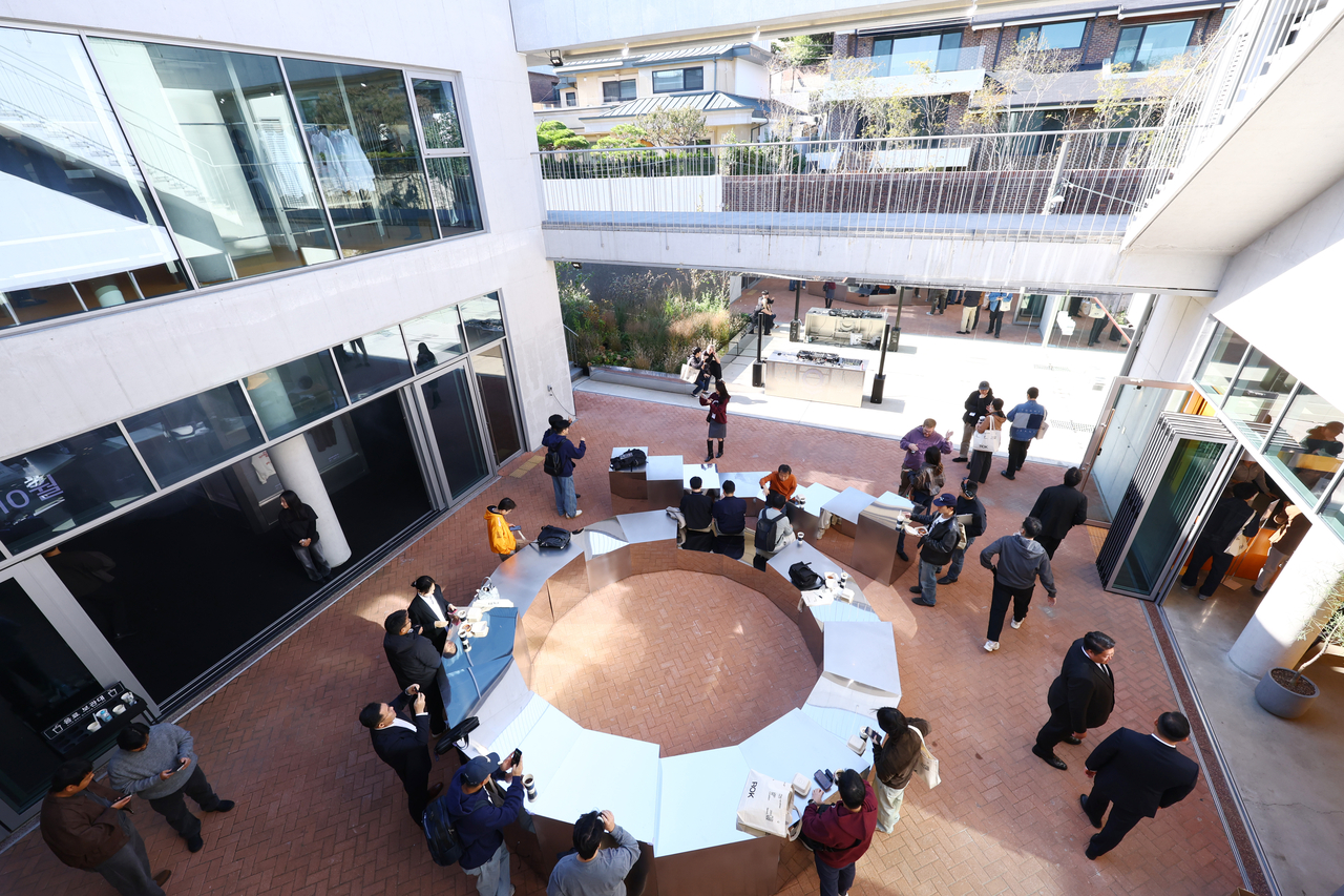 Visitors wait outside to enter a pop-up store hosted by US software company Palantir Technologies at Not Bad Coffee in Hannam-dong, Seoul, Thursday. (Yonhap)