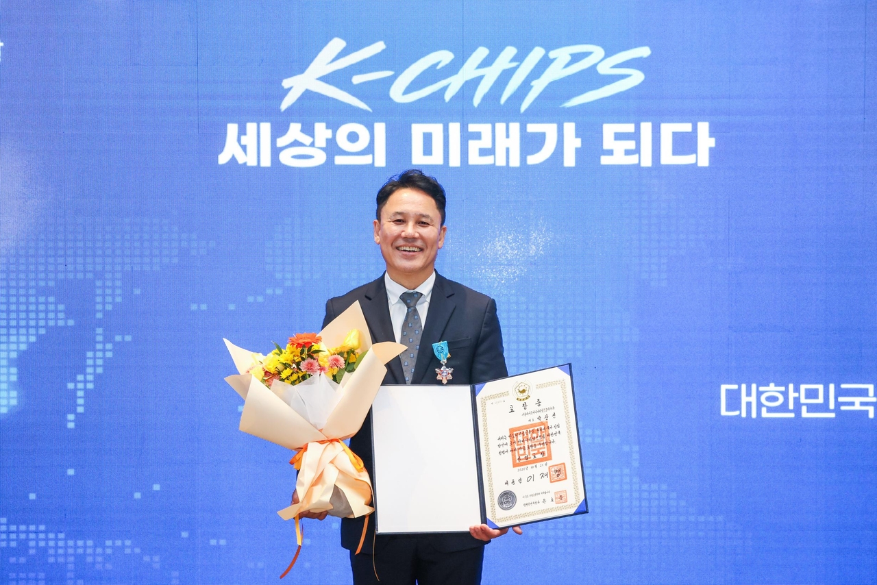 Park Kwang-sun, president of Applied Materials Korea, received an industrial merit award in recognition of his contributions to strengthening the competitiveness of South Korea's semiconductor industry and expanding global technology cooperation. [Provided by Applied Materials]