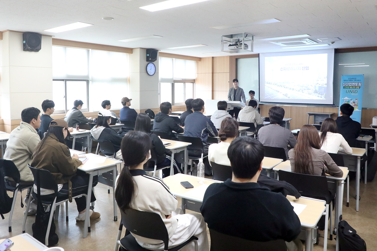 화장품화공계열 졸업생 유니드 손창현 사원이 신재생에너지 산업에 대해 설명하고 있다.[영남이공대 제공]