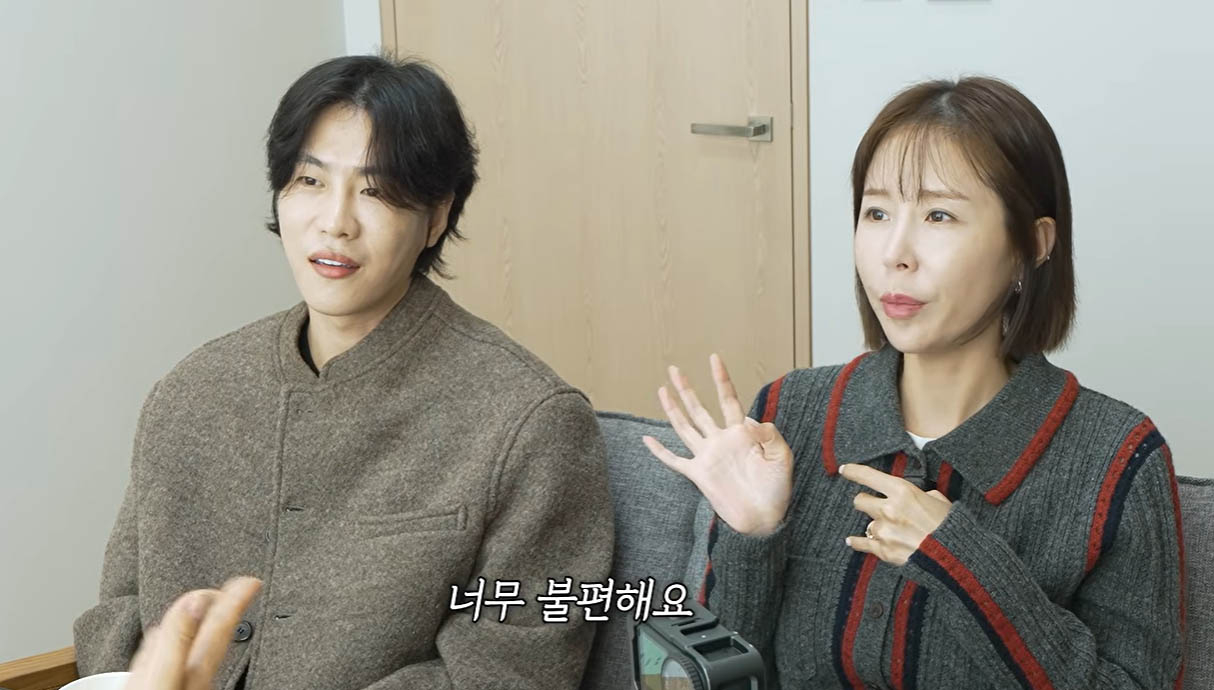 Singer Moon Won and Shin Ji. [Captured from YouTube channel 'Eotteosinji?!?']