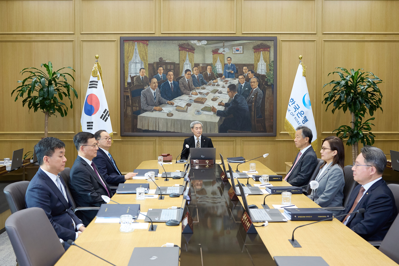 신현송(가운데) 한국은행 총재와 금융통화위원들이 22일 오전 금통위 통화정책방향 회의에 앞서 사진 촬영을 하고 있다. [한국은행 제공]