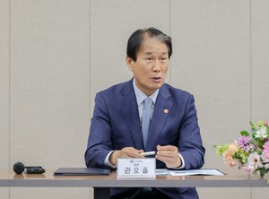 Veterans minister to pay tribute to 2 late former presidents