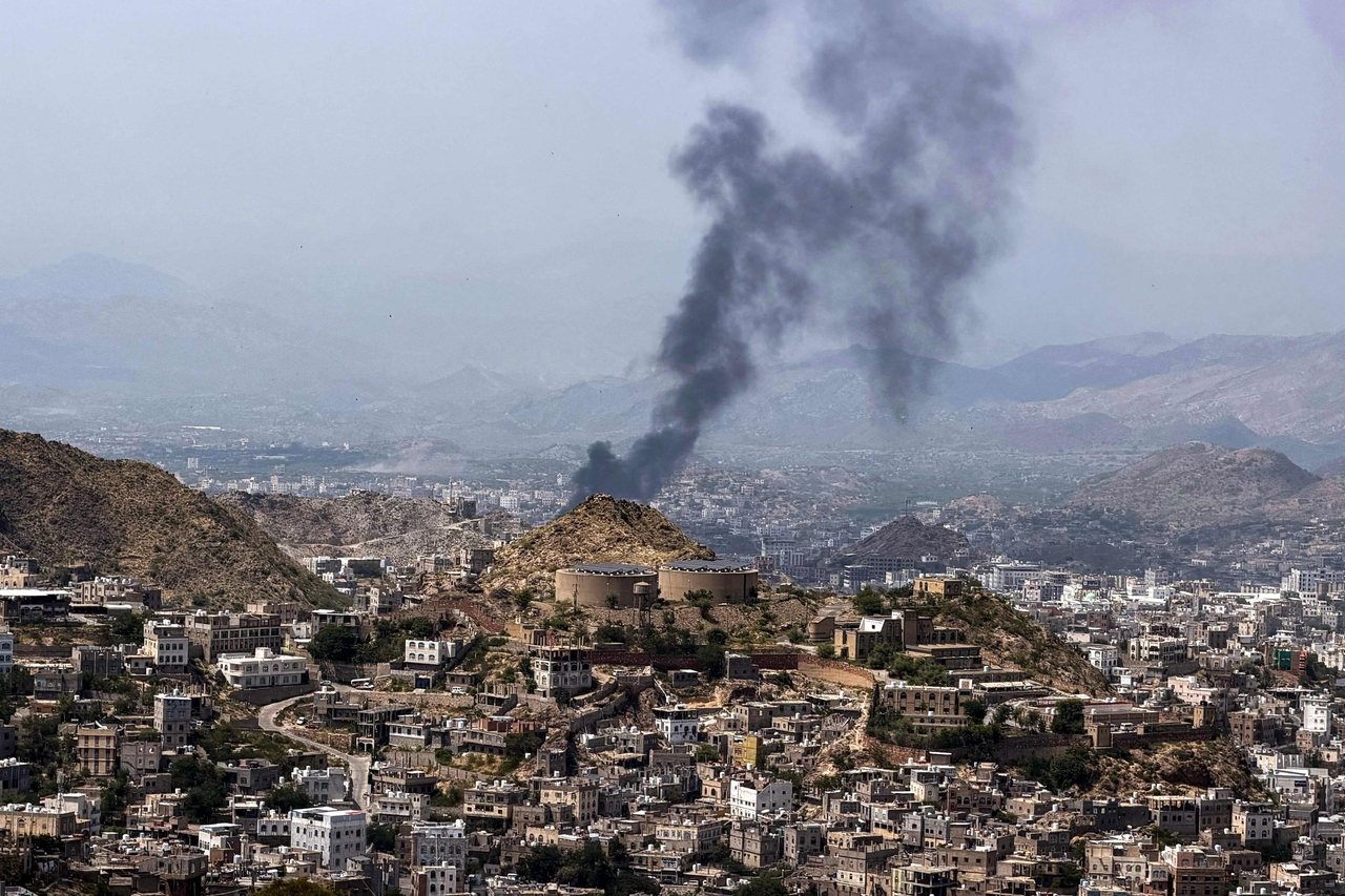 Smoke rises over the city of Taiz in southwestern Yemen on Wednesday (local time), following clashes between Saudi-backed Yemeni government forces and Iran-backed Houthi rebels. [AFP]