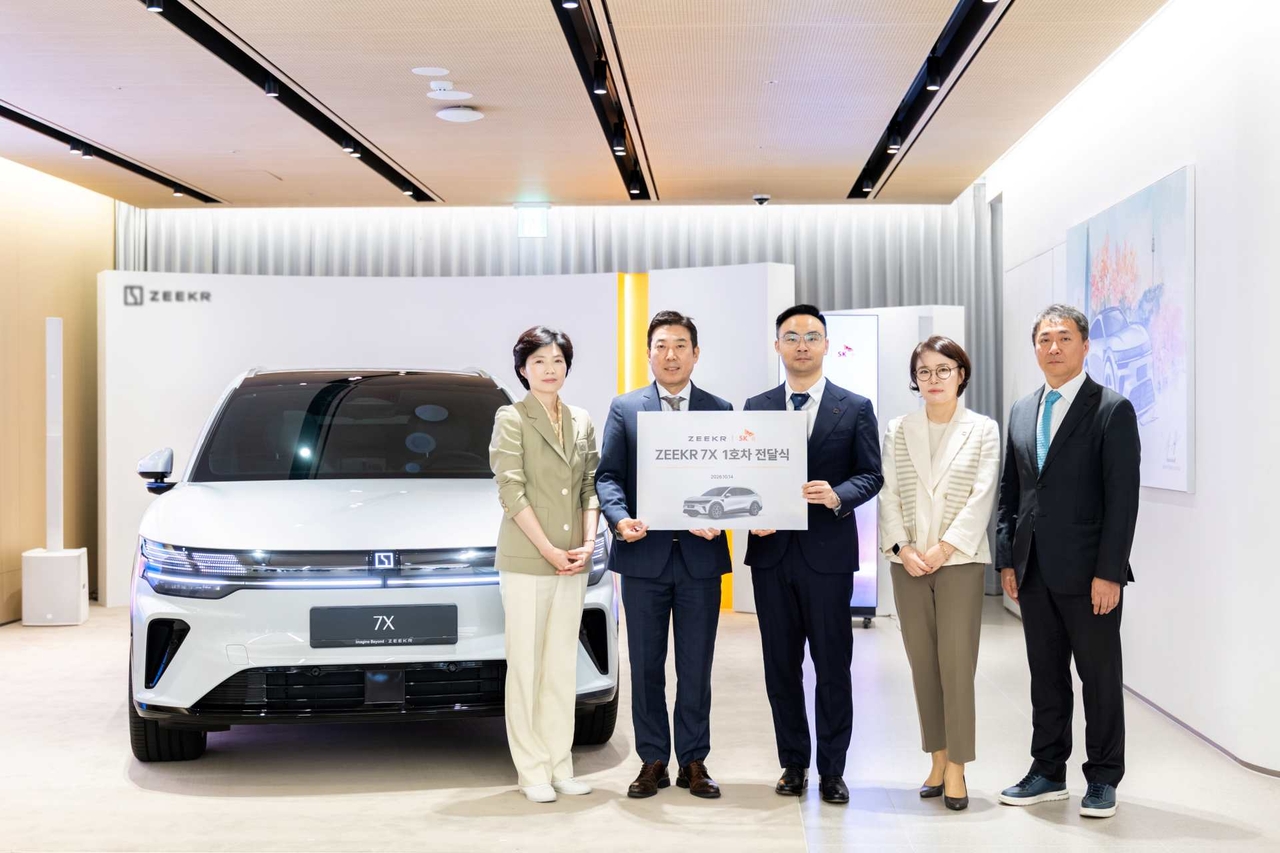 이민정 SK온 Global Sales 실장(왼쪽부터), 이재승 SK온 Sales 본부장, 제프 차오 지커 인터내셔널 COO, 임현기 지커 코리아 대표, 김동은 지케이모빌리티 대표이사가 기념 촬영을 하고 있다. [지커 코리아 제공]