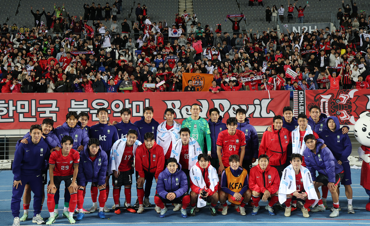 South Korean players pose for photos in front of their supporters after beating Uzbekistan 2-0 in the teams' friendly football match at Yongin Mireu Stadium in Yongin, Gyeonggi Province, on Oct. 6. (Yonhap)
