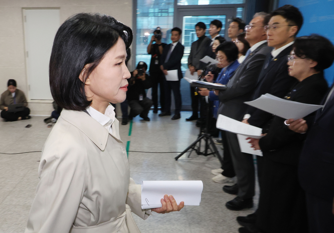국회 과학기술정보방송통신위원회 소속 이진숙 국민의힘 의원이 22일 오전 서울 여의도 국회 소통관에서 기자회견을 하기 위해 이동하는 사이 더불어민주당 과방위 의원들이 기자회견을 하고 있다.   이상섭 기자
