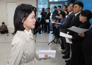 헌재 ‘이진숙 가처분’ 일부 인용…여야 공방