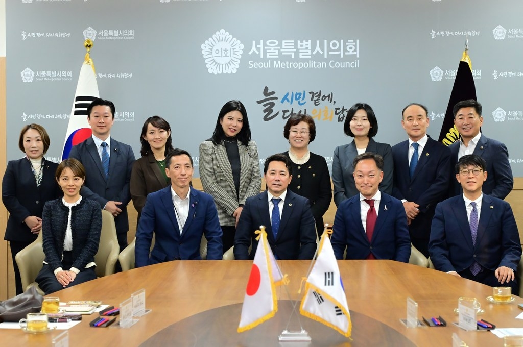 Seoul Metropolitan Council Speaker Im Man-gyun meets with a delegation from the Tokyo Metropolitan Assembly on Wednesday.