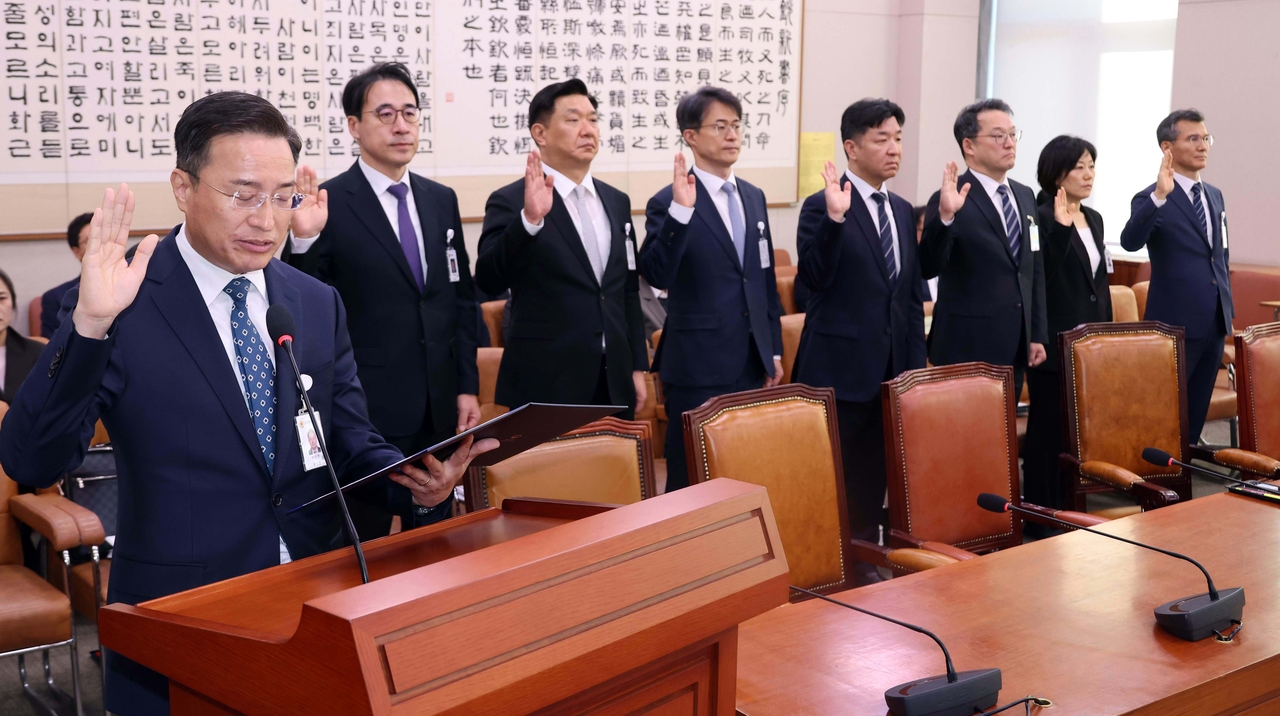 이정현 검찰총장 직무대행이 22일 오전 서울 여의도 국회 법제사법위원회에서 열린 공소청(구 대검찰청)에 대한 국정감사에 출석해 증인 선서를 하고 있다.  이상섭 기자