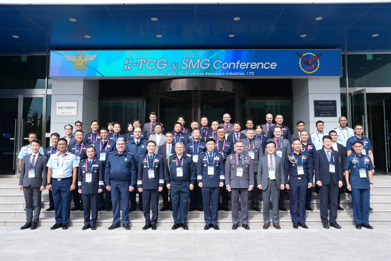 21일 경남 사천에서 열린 ‘제15회 K-TCG’ 및 ‘제9회 SMG’ 등 국제회의 참석자들이 기념촬영을 하고 있다. [한국항공우주산업 제공]