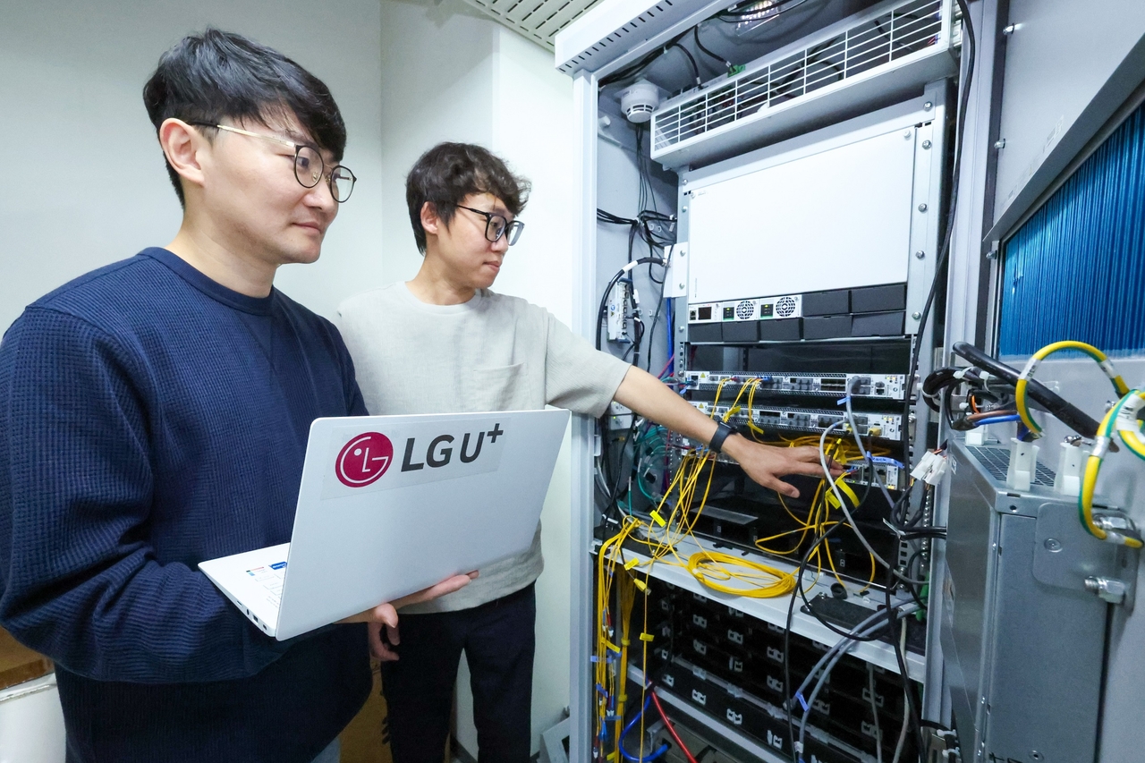 LG Uplus employees demonstrate long-distance fronthaul technology at the company's equipment room in its Magok headquarters in Gangseo-gu, Seoul. [LG Uplus]