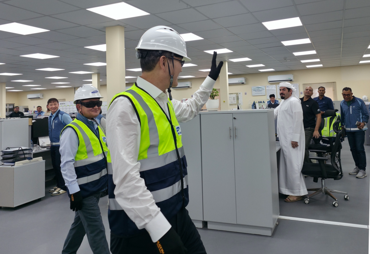 Samsung Electronics Chairman Lee Jae-yong greets employees working at the local office during his visit to the Al Dhafra gas-fired power plant construction site in the UAE on Wednesday (local time). [Samsung Electronics]