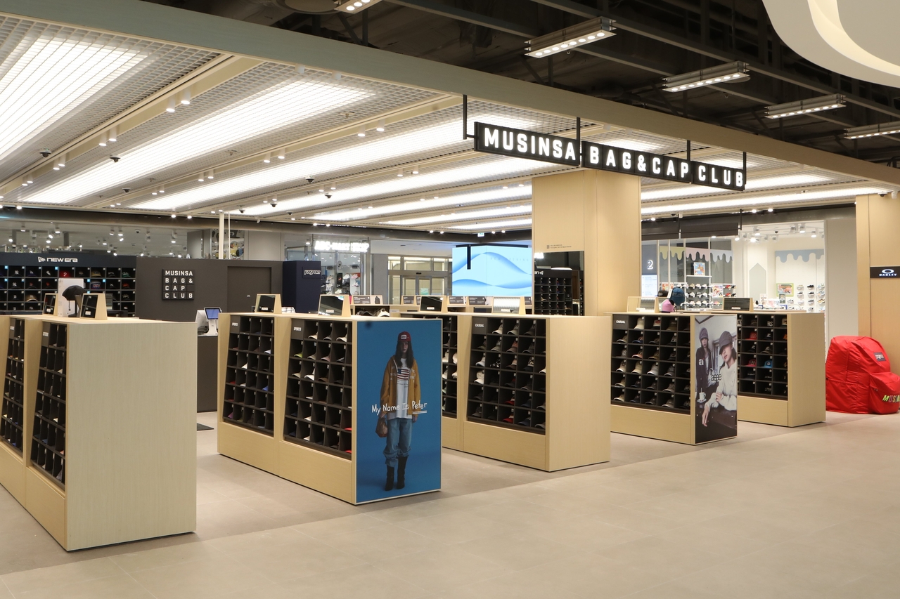 Musinsa Bag & Cap Club on the second floor of Lotte Mall Bellytawn Cheongnyangni. [Lotte Department Store]