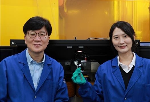 유승협(왼쪽) 교수와 지정민 박사가 청색 인광 OLED 샘플을 들어보이고 있다.[KAIST 제공]