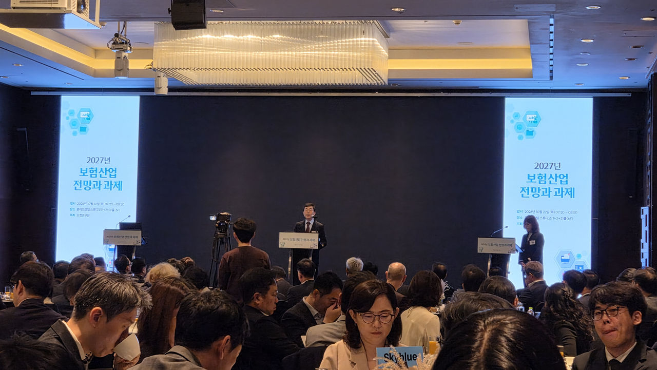 Korea Insurance Research Institute President Kim Heon-su delivers opening remarks at the institute's breakfast seminar on the 2027 insurance industry outlook, held Thursday in Seoul. [Photo by Jeong Ho-won]