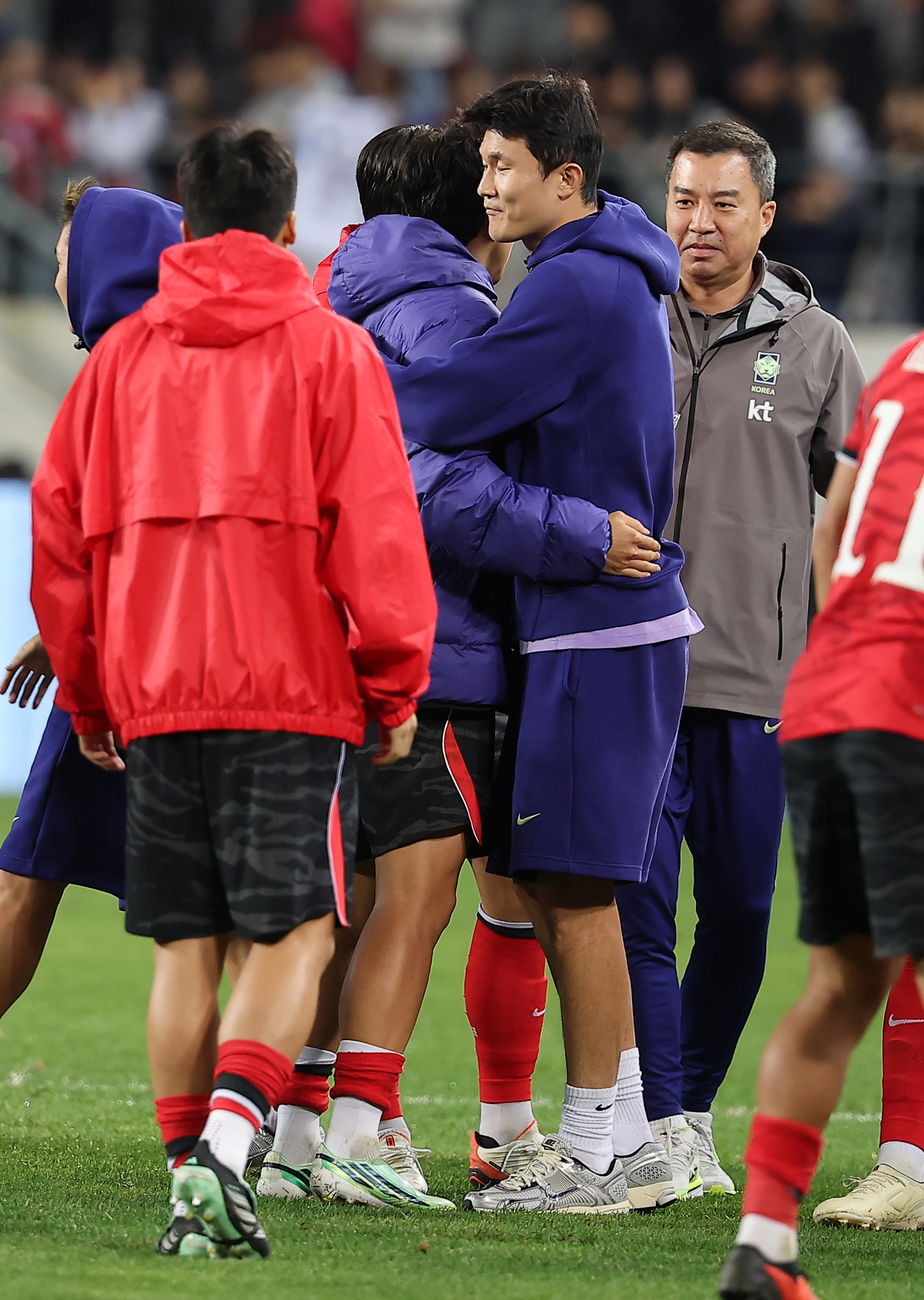 South Korea captain Son Heung-min (second from left) hugs Kim Min-jae after the team's game against Uzbekistan at Yongin Mireu Stadium on Oct. 6. (Yonhap)