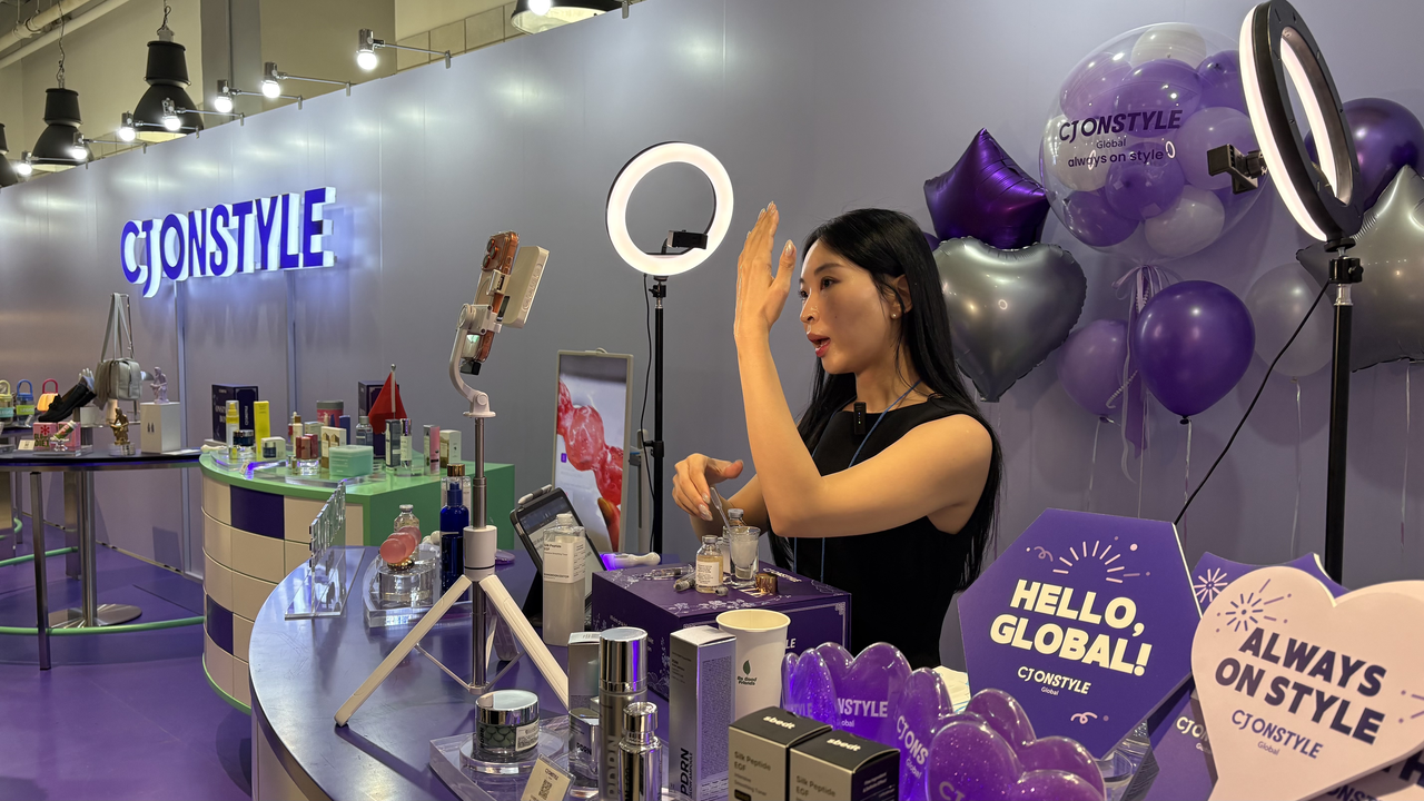 22일 서울 강남구 코엑스에서 열린  ‘크리에이터 커머스 페스티벌 코리아(CCFK) 2026’ 현장에서 라이브 방송이 진행되고 있다. 박연수 기자