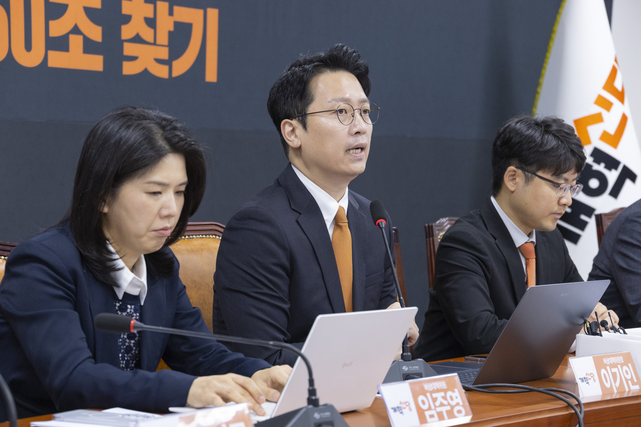 이기인 개혁신당 비상대책위원장이 15일 국회에서 열린 비대위 회의에서 당 쇄신 방향에 대해 말하고 있다. [연합]