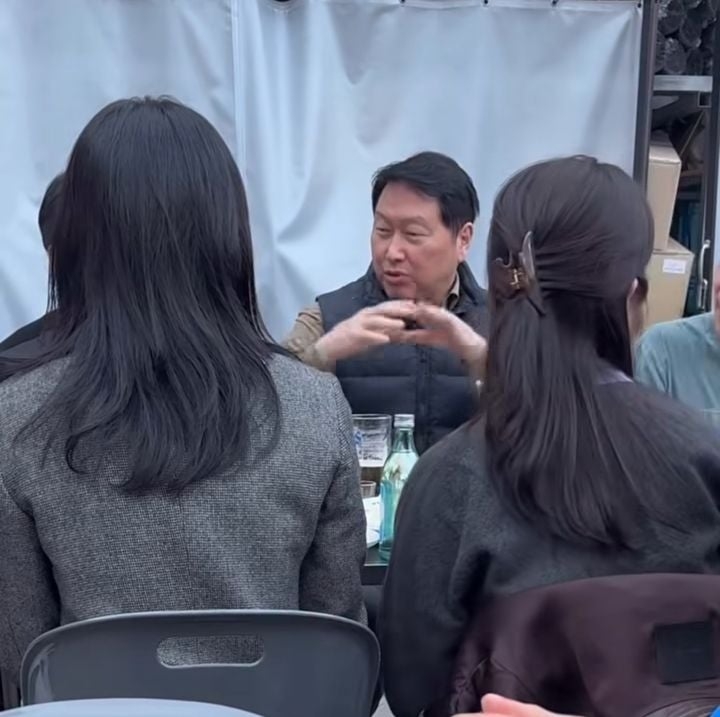 최태원(왼쪽) SK그룹 회장이 21일 서울 중구 을지로에서 직원들과 식사를 하고 있다. [인스타그램 갈무리. 뉴시스]