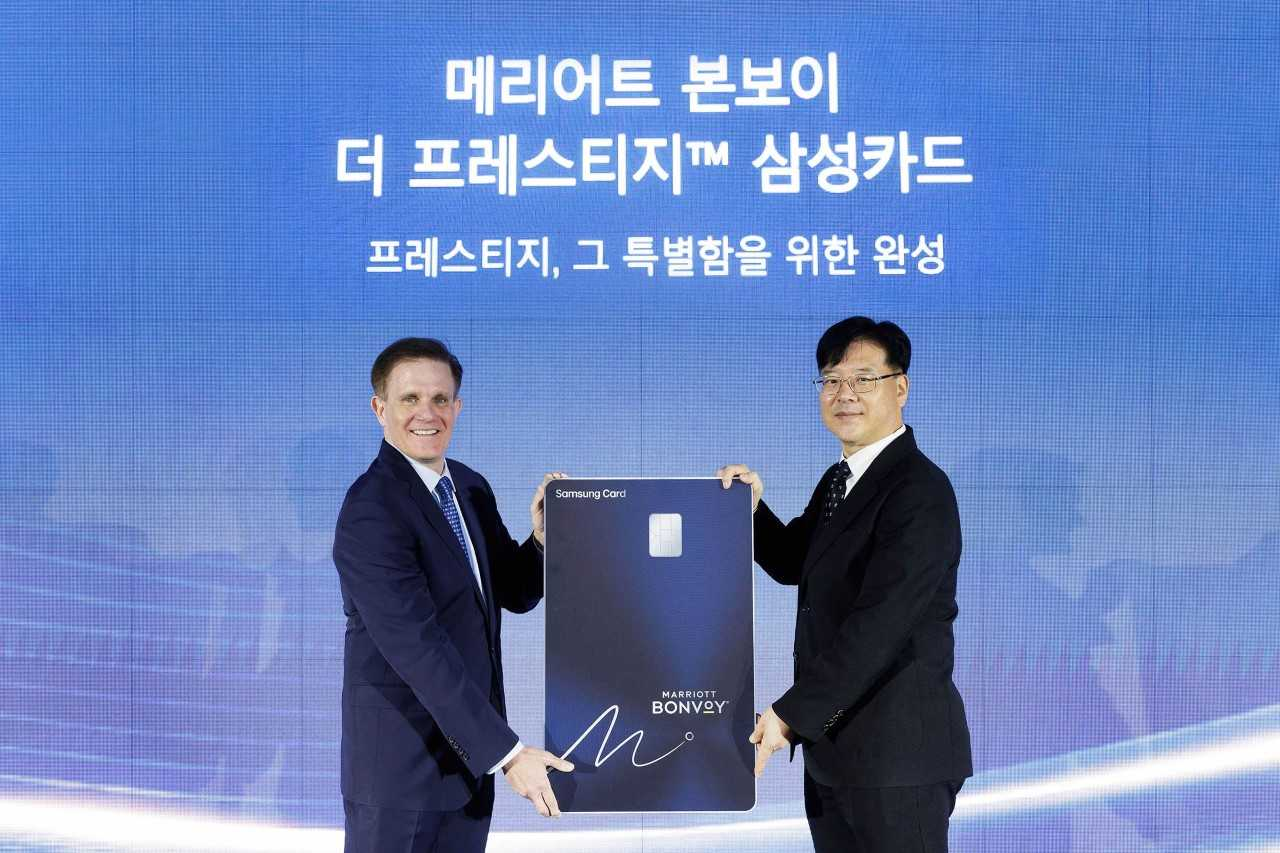 존 투미(왼쪽) 메리어트 인터내셔널 아시아 태평양 커머셜 부문 부사장과 김대순 삼성카드 마케팅본부장 부사장이 22일 서울 강남구에서 열린 ‘메리어트 본보이 더 프레스티지 삼성카드’ 출시 기자간담회에서 신상품을 소개하고 있다. [삼성카드]
