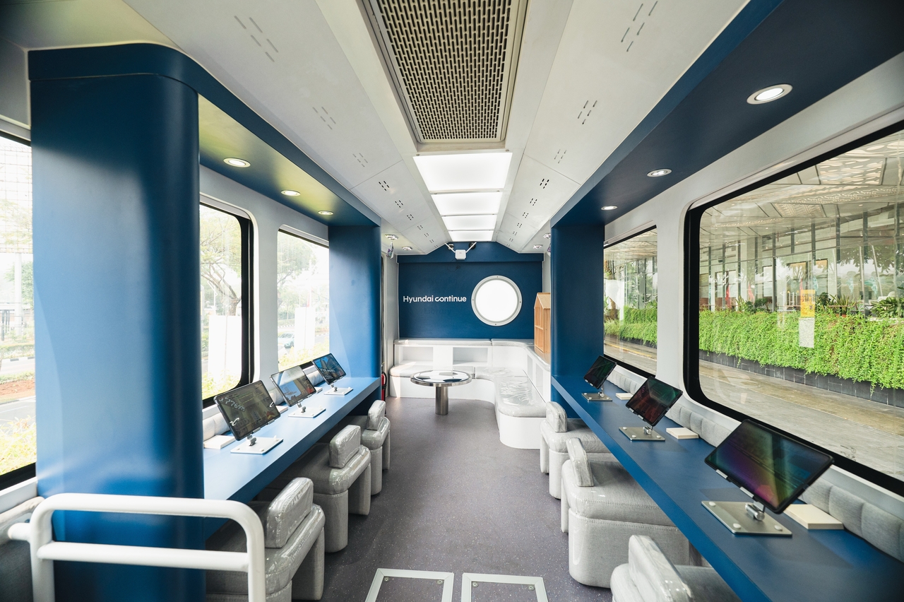 A mobile electric bus classroom deployed by Hyundai Motor for its "Hyundai Universal Solution" project in Indonesia. The company fitted the bus with tablet computers and other learning equipment to deliver STEM education at 13 middle schools in the Jakarta area. [Hyundai Motor]