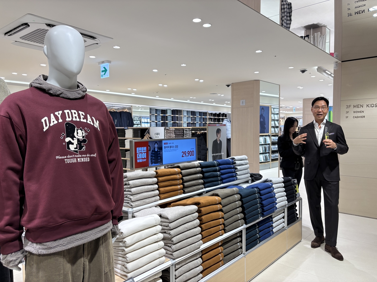 탑텐 심판섭 전무가 21일 대구 동성로점에서 새로운 매장 설계 방향에 대해 설명하고 있다. 강승연 기자