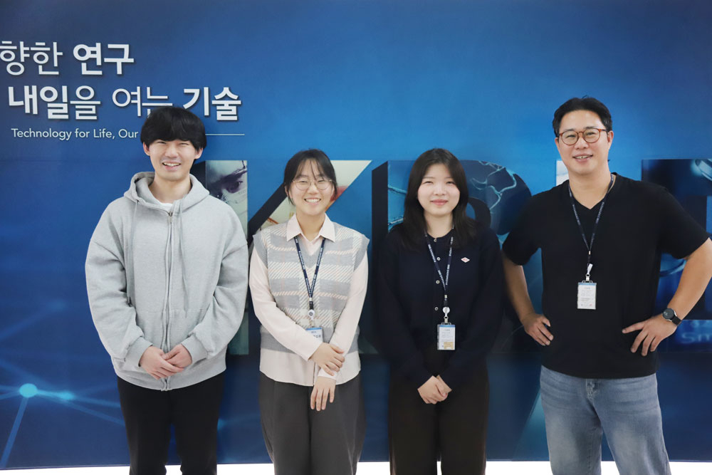 The research team led by Dr. Cho Hyun-su (far right) of the Stem Cell Convergence Research Center at the Korea Research Institute of Bioscience and Biotechnology. [Korea Research Institute of Bioscience and Biotechnology]