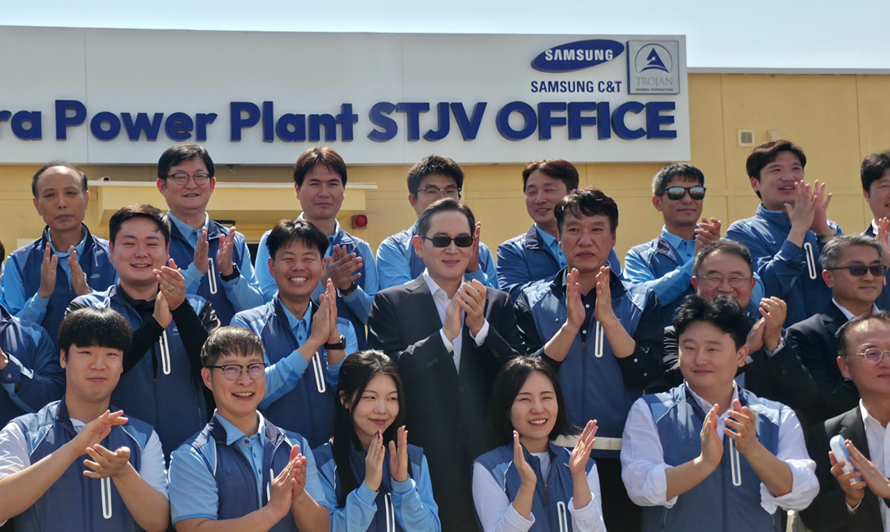 Samsung Electronics Chairman Lee Jae-yong poses for a photo with employees at the Al Dhafra gas-fired power plant construction site in the UAE on Wednesday (local time). [Samsung Electronics]