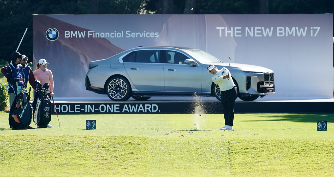 Ryu Hae-ran plays her tee shot on the 13th hole during the first round of the BMW Ladies Championship at Pine Beach Golf Links (par 72) in Haenam-gun, South Jeolla Province, on Thursday. [Tournament organizing committee]