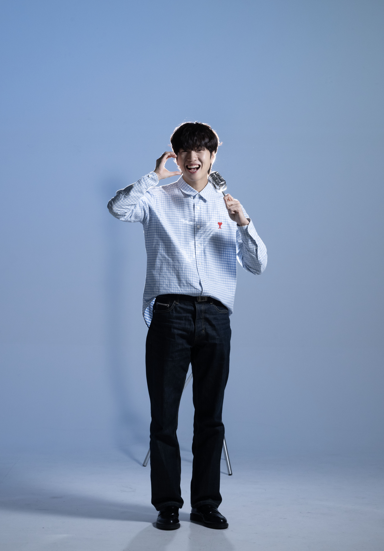 Comedian and host You Jae-phil poses for photos before an interview with The Korea Herald at Herald Square in Yongsan-gu, Seoul, Oct. 15. (Im Se-jun/The Korea Herald)