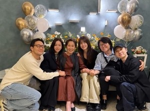 김혜자 위해 손석구X한지민X한효주 뭉쳤다..가족사진이라 해도 믿을듯