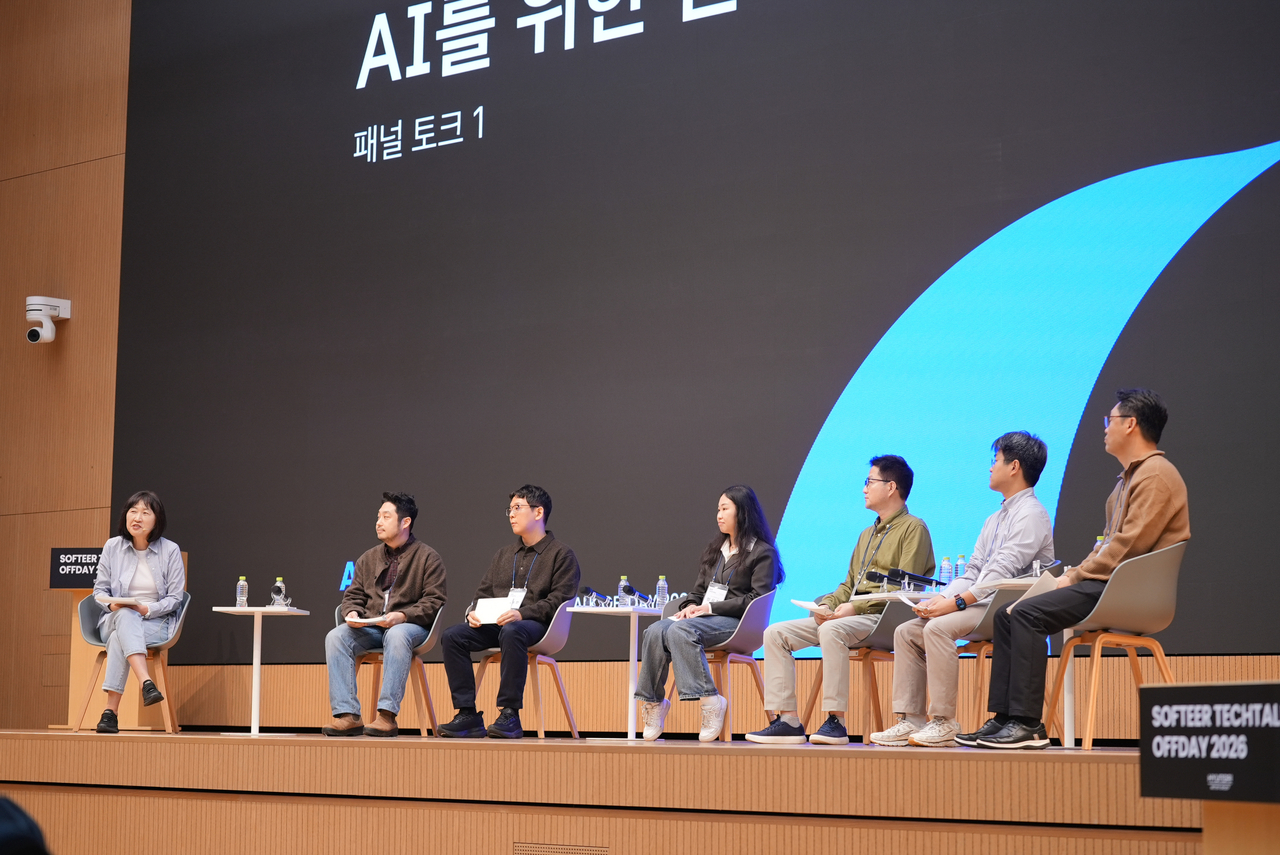 21일 현대차 양재 사옥에서 열린 현대차그룹 ‘소프티어 테크톡 오프데이 2026’에서 진은숙(왼쪽 첫 번째) 사장과 IT·AI 분야 임원 및 실무자들이 대담 세션을 진행하는 모습. [현대차그룹 제공]
