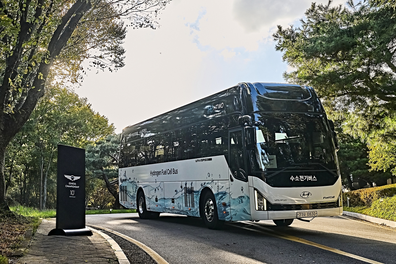 A Hyundai Motor Universe hydrogen electric bus deployed by Genesis to transport players competing in the 2026 Genesis Championship. [Genesis]