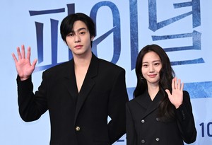 [포토] 안효섭, 홍화연 ‘다정한 손인사’