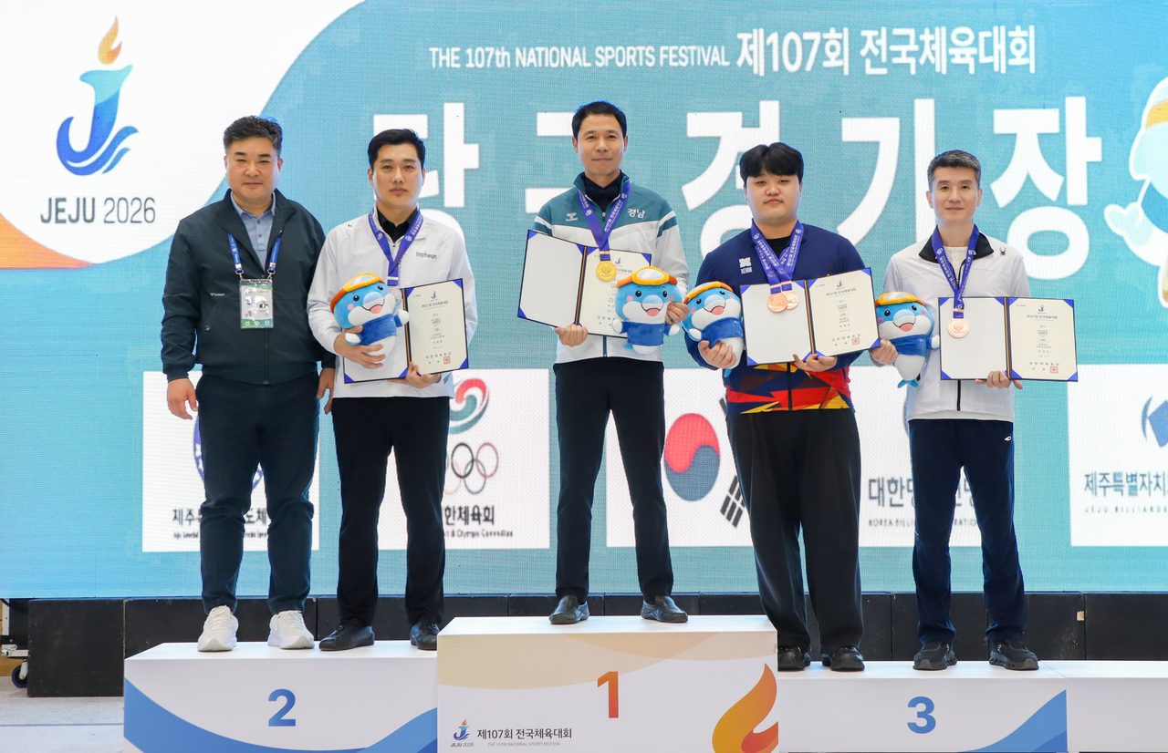 제107회 전국체전 당구 남자 3쿠션 종목 우승자 허정한(가운데)이 시상식에서 포즈를 취하고 있다.