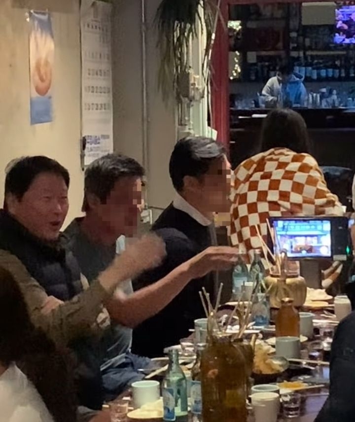 최태원 SK그룹 회장이 21일 서울 을지로의 한 식당에서 직원들과 식사를 하고 있다.  [인스타그램 갈무리. 뉴시스]