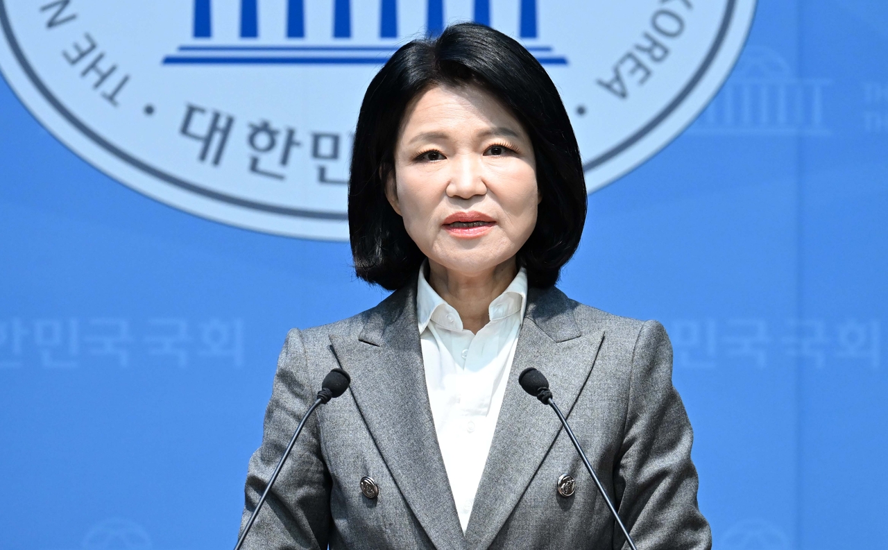 국회 과학기술정보방송통신위원회 소속 이진숙 국민의힘 의원이 22일 오전 서울 여의도 국회 소통관에서 기자회견을 열고 전날 헌법재판소의 국정감사 제척 관련 가처분 일부 인용과 관련한 입장을 밝히고 있다. 이상섭 기자