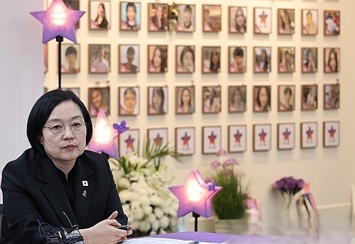 한성숙 국무총리가 지난 14일 서울 종로구 적선현대빌딩에 위치한 이태원참사 기억ㆍ소통공간 ‘별들의집’을 방문해 간담회를 하고 있다. [연합]