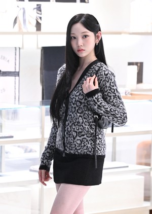 [포토] 영서 ‘패션의 완성은 얼굴’