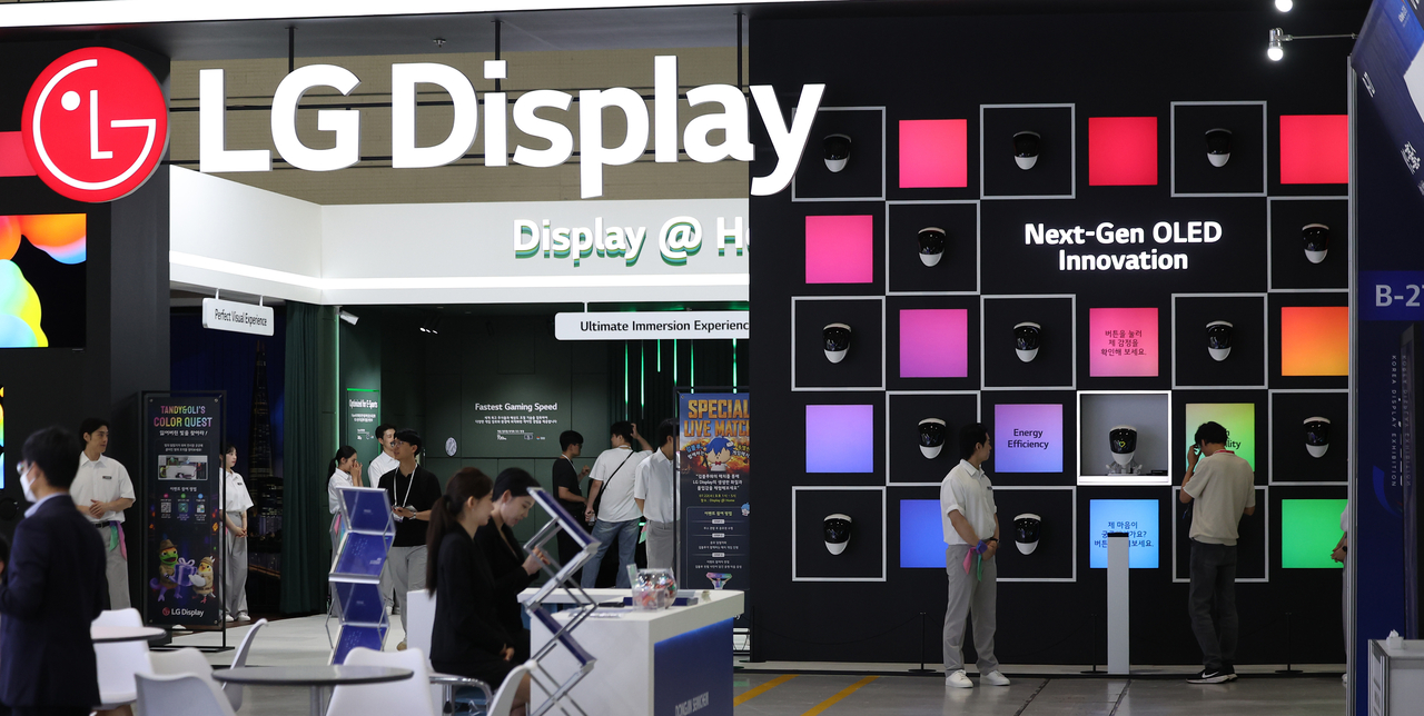 Visitors explore LG Display's booth at K-Display 2026, an industry exhibition at Coex in southern Seoul, on July 22. (Newsis)