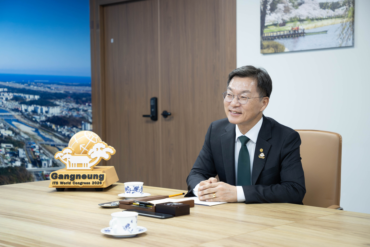 ITS세계총회를 성공적으로 지휘하고 있는 김중남 강릉시장. 접견실에 늘 ITS 상징물을 비치해 손님들에게 자랑하고 있다.