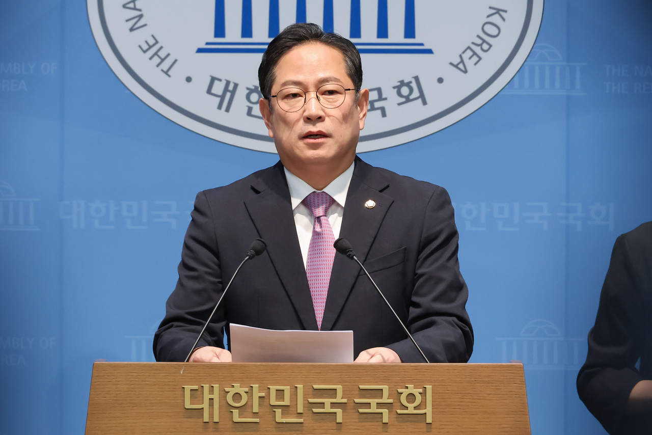 박수영 국민의힘 의원이 22일 국회 소통관에서 ‘미래기금 졸속 독단입법 내부자료 공개’ 기자회견을 열고 있다. [연합]