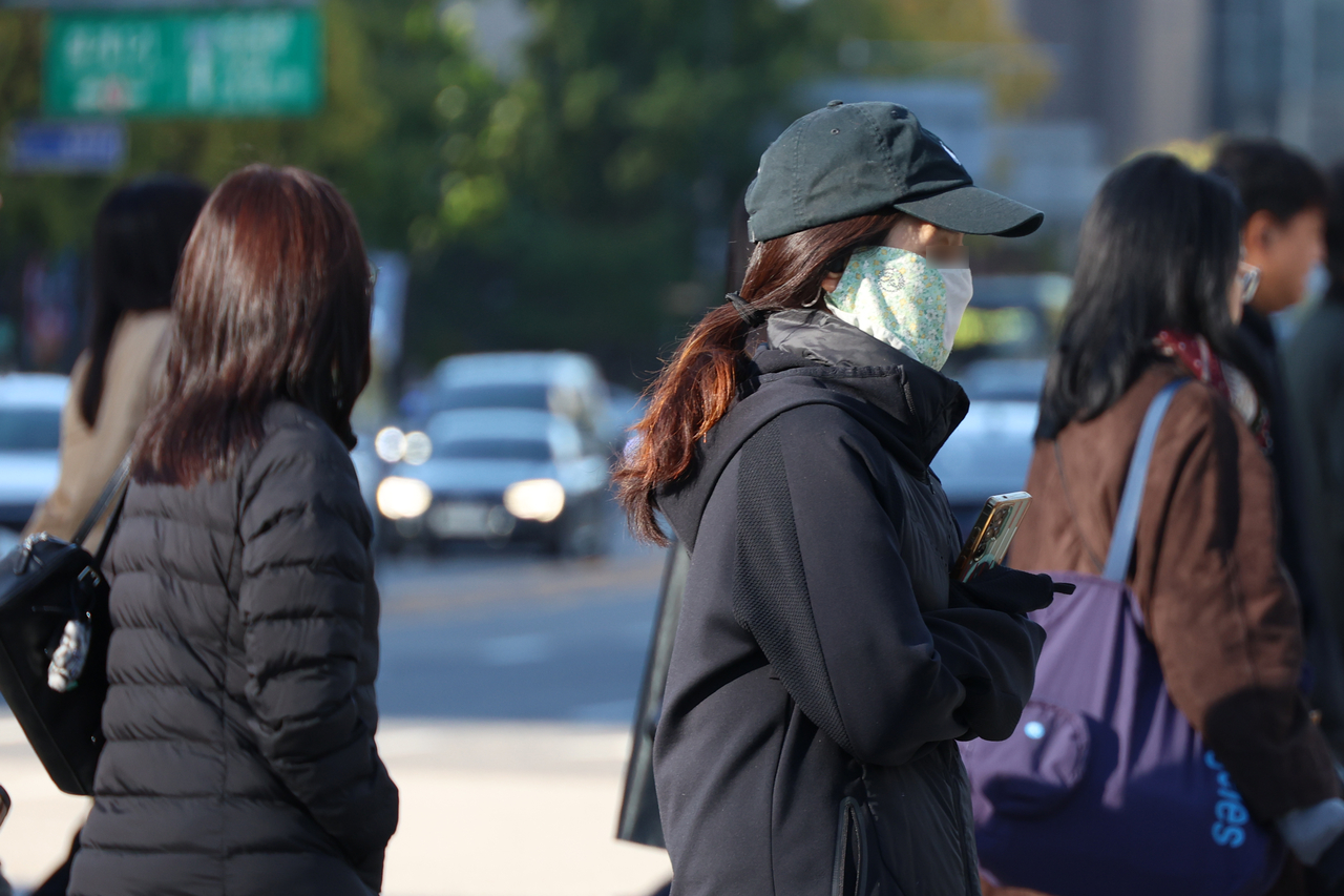 기온이 급격히 떨어지며 추운 날씨를 보인 22일 서울 광화문 사거리에서 직장인들이 출근길 걸음을 재촉하고 있다. [뉴시스]