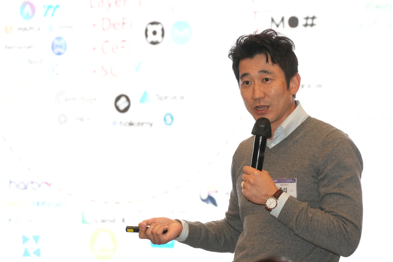 Lee Jong-sub, professor of finance at Seoul National University, speaks at Herald Media Group’s Global Business Forum at the Ambassador Seoul Pullman hotel in Seoul on Wednesday. (The Korea Herald)