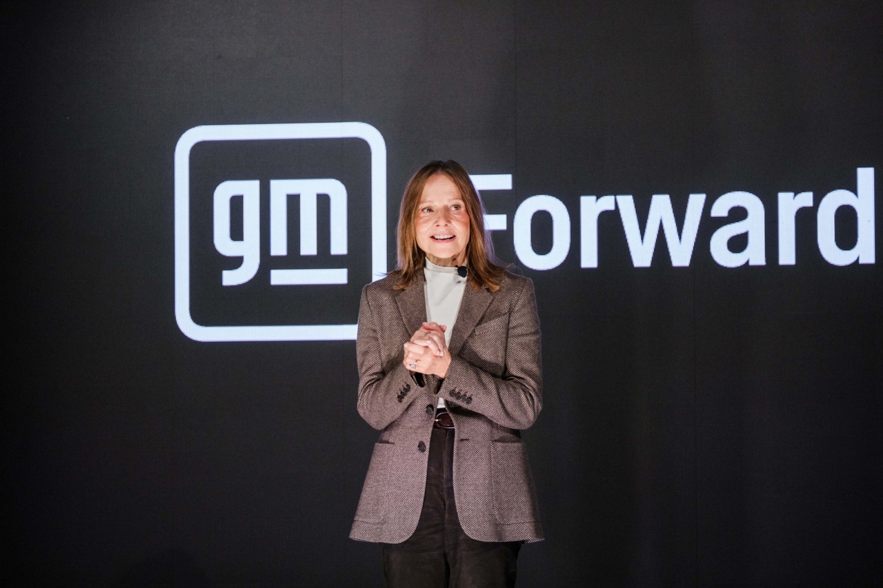 메리 바라 GM 회장이 지난 21일(현지시간) 미국 뉴욕에서 열린 ‘GM Forward’ 행사에서 차량 미래 기술 비전을 발표하고 있다. [GM 제공]