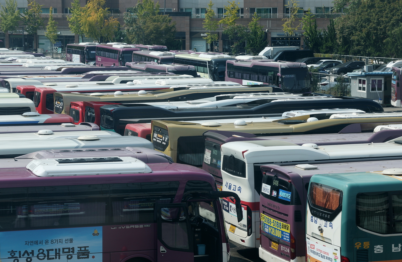 Buses wait at Dong Seoul Bus Terminal in Seoul on Sept. 30. (Yonhap)