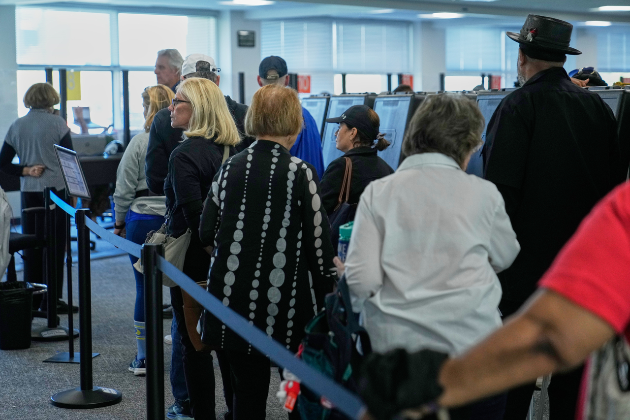 US voters wait in line to receive their ballots at early in-person voting in Cleveland, Oct. 7. (AP-Yonhap)
