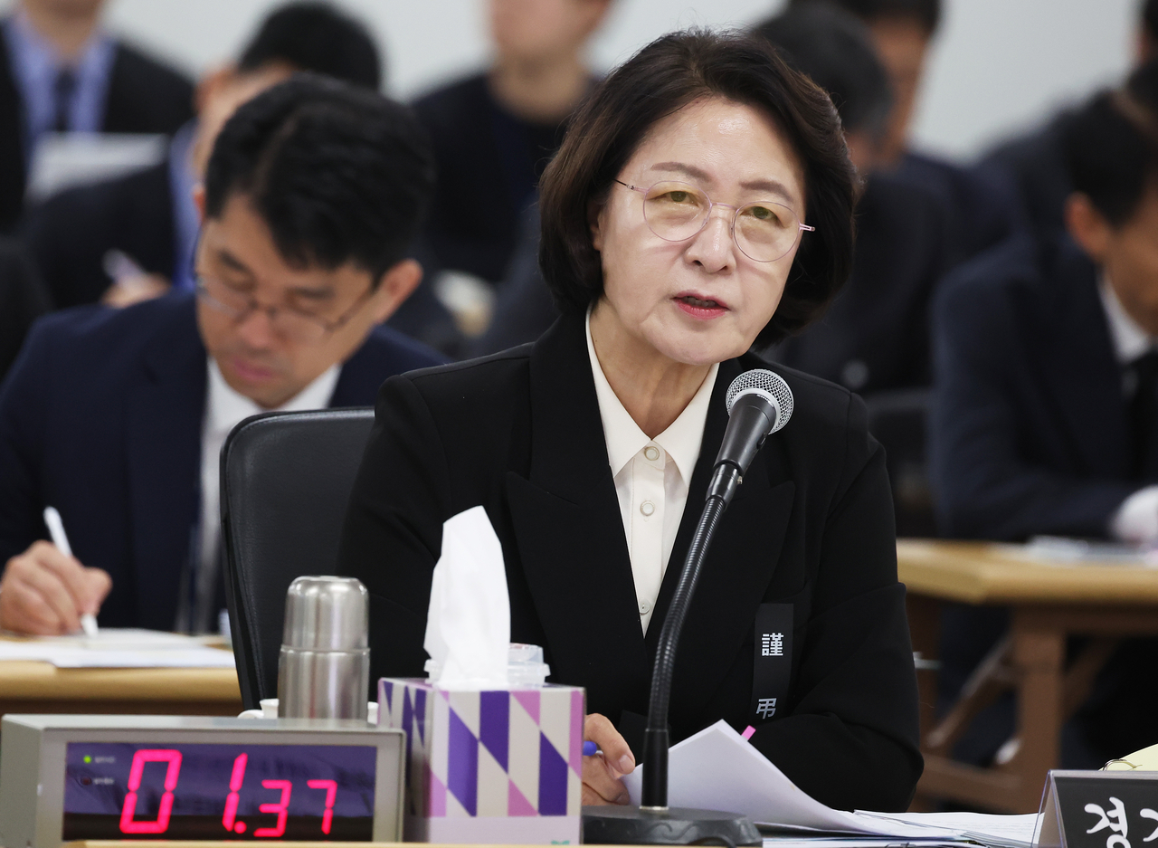 Gyeonggi Gov. Choo Mi-ae answers lawmakers' questions during a parliamentary audit of the provincial government by the National Assembly's Land, Infrastructure and Transport Committee at the Gyeonggi Provincial Government Complex in Suwon, Gyeonggi Province, on Monday. (Yonhap)