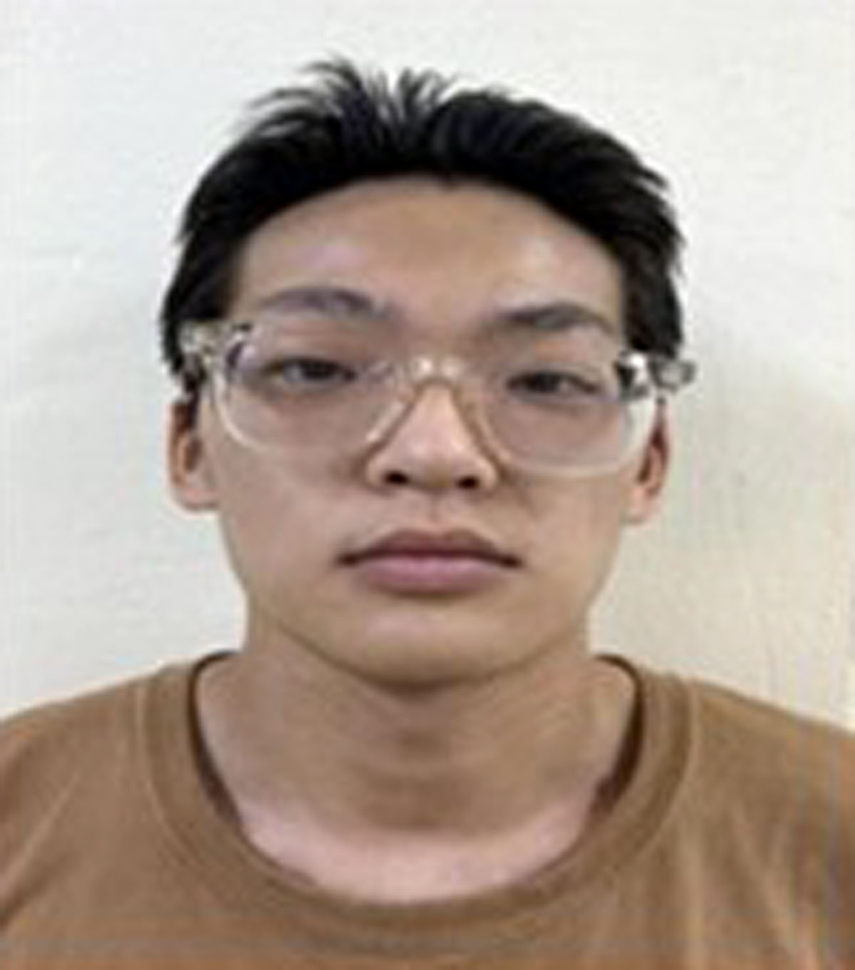 지난 11일 서울 송파구에서 발생한 장모 살인 및 아내 납치사건 피의자 김성우(26)의 신상정보가 19일 공개됐다. 서울경찰청은 이날 오후 신상정보공개심의위원회를 열고 존속살해·특수감금 등 혐의로 구속된 김성우의 이름, 나이, 얼굴 사진(머그샷)을 공개했다. [서울경찰청 홈페이지 캡처]