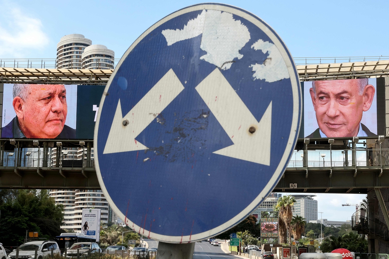 A road sign stands in front of a large billboard featuring Israel’s Prime Minister Benjamin Netanyahu (right)and former military chief Gadi Eisenkot, in Ramat Gan, Israel, Tuesday. (AFP-Yonhap)